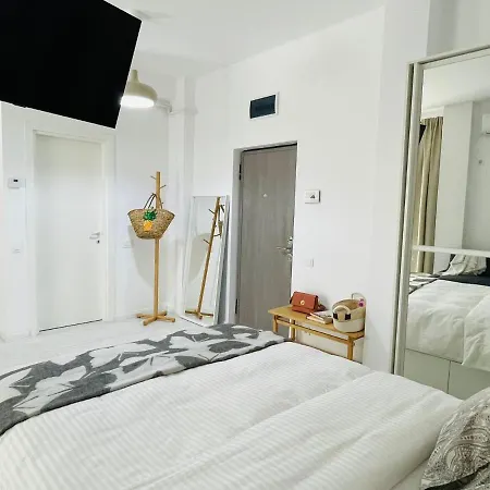 Apartment Pineapple/lovely Studio With Patio